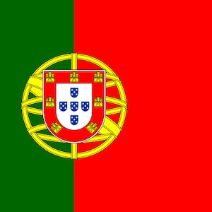 Puede incluir: La bandera de Portugal, un bicolor vertical de verde y rojo. La sección verde está en el lado del mástil, con un escudo de armas que presenta un escudo y una esfera armilar amarilla. La sección roja ocupa el espacio restante.