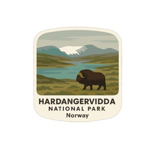 以下が含まれることがあります： ノルウェーのハードアンゲルヴィッダ国立公園の風景を描いたステッカー。茶色のジャコウウシ、湖、山、公園名がデザインされています。