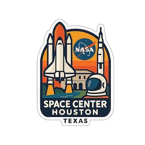 Peut inclure: Un autocollant illustrant le Space Center Houston au Texas. Le design comprend une navette spatiale, une fusée, le logo de la NASA et le texte "SPACE CENTER HOUSTON TEXAS" dans une bannière bleu marine.