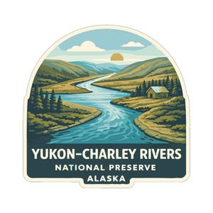 Könnte beinhalten: Ein Aufkleber mit einer Landschaft der Yukon-Charley Rivers National Preserve in Alaska. Das Bild zeigt einen Fluss, Hügel, eine Hütte und den Text "YUKON-CHARLEY RIVERS NATIONAL PRESERVE ALASKA". Das Design ist in einer gebogenen Form.
