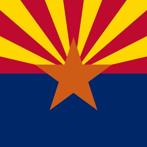 Könnte beinhalten: Die Flagge des Bundesstaates Arizona zeigt ein rotes und gelbes Sonnenstrahlen-Design mit einem kupferfarbenen fünfzackigen Stern in der Mitte auf blauem Hintergrund.