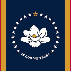 Pode incluir: Uma bandeira azul com uma flor de magnólia branca no centro, cercada por um círculo de estrelas brancas. Uma estrela dourada está no centro do círculo de estrelas. As palavras "In God We Trust" estão escritas em branco abaixo da flor. A bandeira tem uma faixa dourada de cada lado e faixas vermelhas nas bordas exteriores.