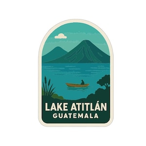 Puede incluir: Una pegatina con una ilustración del lago Atitlán en Guatemala. El diseño incluye un lago, montañas, un bote con una persona y el texto "Lake Atitlán Guatemala". La pegatina tiene forma rectangular redondeada.