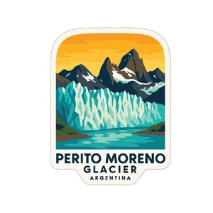 Può includere: Un adesivo raffigurante il ghiacciaio Perito Moreno in Argentina. Il design include un ghiacciaio turchese, montagne scure e un cielo giallo e arancione. Il testo "PERITO MORENO GLACIER ARGENTINA" è in basso.