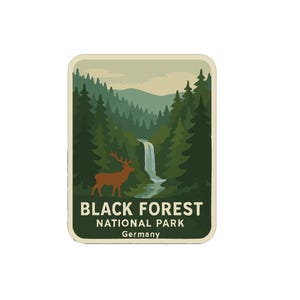 Op de afbeelding: Een rechthoekige sticker met een illustratie van het Nationaal Park Zwarte Woud in Duitsland. Het ontwerp toont een waterval, groenblijvende bomen, een hert en de naam van het park in witte tekst.