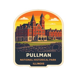 Op de afbeelding: Een sticker met een gestileerde illustratie van het Pullman National Historical Park in Illinois. De afbeelding toont een bakstenen gebouw met een klokkentoren onder een zonsonderganghemel. De tekst "PULLMAN NATIONAL HISTORICAL PARK ILLINOIS" staat onderaan.