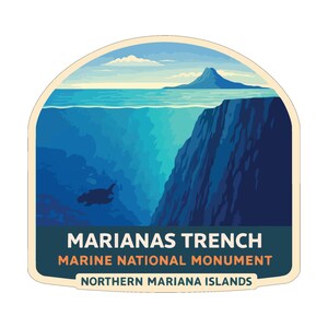 Puede incluir: Una pegatina con una ilustración de la Fosa de las Marianas. El diseño muestra la superficie del océano, una montaña y la fosa azul oscura con una silueta de animal marino. El texto dice "MARIANAS TRENCH MARINE NATIONAL MONUMENT NORTHERN MARIANA ISLANDS."
