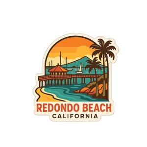 Könnte beinhalten: Ein Aufkleber mit einer Strandszene mit einem Pier, Palmen und Segelbooten unter einem Sonnenuntergang. Der Text "Redondo Beach California" wird in einem Retro-Stil angezeigt.