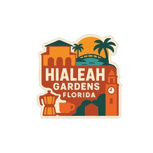 Peut inclure: Un autocollant avec une illustration stylisée de Hialeah Gardens, en Floride. Le design comprend un bâtiment, des palmiers, un pont et un clocher, avec le texte "Hialeah Gardens Florida". Une cafetière et une tasse sont également incluses.