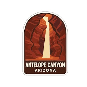 Può includere: Un adesivo con un'illustrazione stilizzata dell'Antelope Canyon in Arizona. Il design mostra le formazioni rocciose rosse del canyon e un fascio di luce centrale. Il testo "ANTELOPE CANYON ARIZONA" è visualizzato in basso.