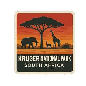 Könnte beinhalten: Rechteckiger Aufkleber mit einer Sonnenuntergangsszene mit Silhouetten afrikanischer Wildtiere, darunter ein Elefant, eine Giraffe und ein Nashorn. Der Text "KRUGER NATIONAL PARK SOUTH AFRICA" ist in Weiß und Schwarz dargestellt.