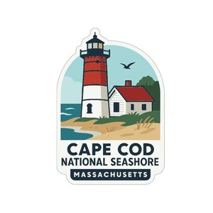 Könnte beinhalten: Ein Aufkleber mit einem Leuchtturm mit einem rot-weiß gestreiften Turm, einem kleinen weißen Haus mit rotem Dach und dem Text "Cape Cod National Seashore Massachusetts". Ein Vogel fliegt über der Strandszene.