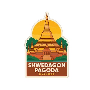 Op de afbeelding: Een sticker met de Shwedagon Pagoda in Myanmar. Het ontwerp toont een gouden pagode met een zon, groene bomen en de tekst "SHWEDAGON PAGODA MYANMAR" in een bruine rechthoek.