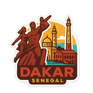 Könnte beinhalten: Ein Aufkleber mit einer stilisierten Illustration von Dakar, Senegal. Das Design zeigt ein Denkmal mit zwei Figuren, Gebäuden und dem Text "DAKAR SENEGAL" in fetter, brauner Schrift. Der Hintergrund hat gelbe, orange und blaue Farbtöne.