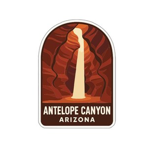 Può includere: Un adesivo con un'illustrazione stilizzata dell'Antelope Canyon in Arizona. Il design mostra le formazioni rocciose rosse del canyon e una cascata, con il testo "ANTELOPE CANYON ARIZONA" in basso.