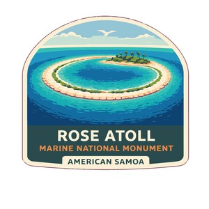 Op de afbeelding: Een kleurrijke illustratie van Rose Atoll, een marien nationaal monument in Amerikaans-Samoa. Het ontwerp toont een cirkelvormig eiland met palmbomen omringd door turquoise water, een witte zandring en een blauwe oceaan. De tekst luidt "Rose Atoll Marine National Monument American Samoa."