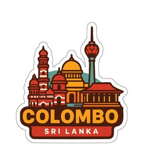 Może przedstawiać: Naklejka przedstawiająca stylizowaną ilustrację Kolombo, Sri Lanki. Projekt zawiera kultowe budynki w odcieniach czerwieni, żółci i pomarańczy, z nazwą miasta pogrubioną czcionką i nazwą kraju poniżej.