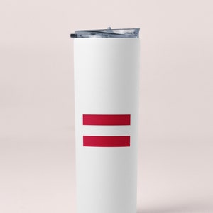 K&ouml;nnte beinhalten: Ein wei&szlig;er Edelstahlbecher mit einem roten Doppelstreifen-Design. Der Becher hat einen Deckel.