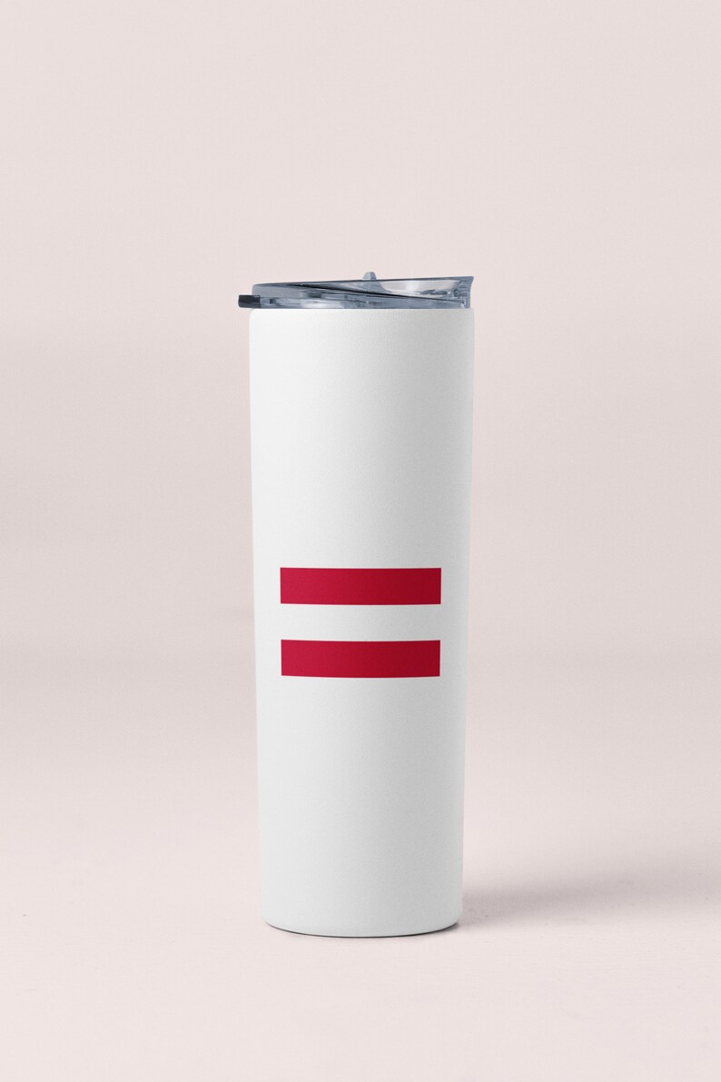 K&ouml;nnte beinhalten: Ein wei&szlig;er Edelstahlbecher mit einem roten Doppelstreifen-Design. Der Becher hat einen Deckel.