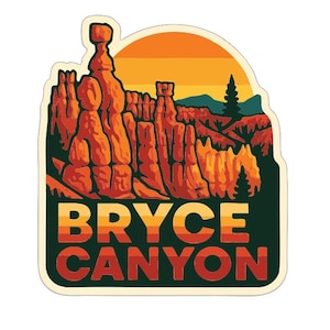 Puede incluir: Una pegatina con una ilustración estilizada del Parque Nacional Bryce Canyon. El diseño incluye formaciones rocosas naranjas, una puesta de sol y el texto "BRYCE CANYON" en naranja y blanco. La pegatina tiene un borde verde oscuro.
