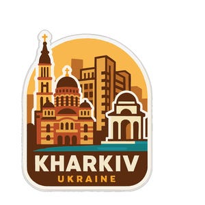 Puede incluir: Una pegatina con una ilustración estilizada de Járkov, Ucrania. El diseño incluye elementos arquitectónicos como iglesias y edificios, sobre un fondo amarillo y marrón. El texto "KHARIV UKRAINE" se muestra de forma destacada.
