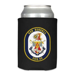 Könnte beinhalten: Schwarzer Neopren-Getränkedosenkühler mit einem weißen und goldenen runden Emblem mit dem Text "USS RUSSELL DDG 59" und einem Wappen mit einem roten Drachen, Schwertern und einem Dreizack.