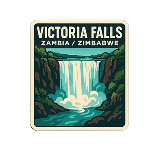 Könnte beinhalten: Ein quadratischer Aufkleber mit einer stilisierten Illustration der Victoriafälle. Das Design enthält den Text "VICTORIA FALLS ZAMBIA / ZIMBABWE" in Weiß und Grün. Das Bild zeigt den Wasserfall mit grünem Laub und blauem Himmel.