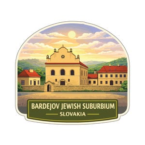 Puede incluir: Una pegatina con una ilustración del barrio judío de Bardejov en Eslovaquia. La imagen muestra un edificio grande, de color beige, con un tejado rojo, flanqueado por edificios más pequeños. El cielo es un degradado de naranja y azul.