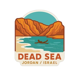 Puede incluir: Una pegatina con una ilustración escénica del Mar Muerto. El diseño incluye montañas naranjas, agua turquesa, un nadador y el texto "DEAD SEA JORDAN / ISRAEL" en una fuente estilizada. La pegatina tiene una estética de viaje retro.