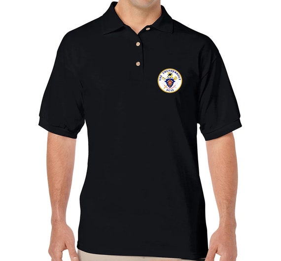 Logotipo de camiseta polo USS Thunderbolt PC-12 negro impreso en el lado  izquierdo del pecho