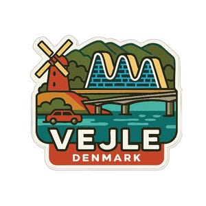 Op de afbeelding: Een sticker met een gestileerde illustratie van Vejle, Denemarken. Het ontwerp bevat een rode windmolen, een brug, een auto en de tekst "VEJLE DENMARK". Het kleurenpalet omvat rood, groen, blauw en geel.