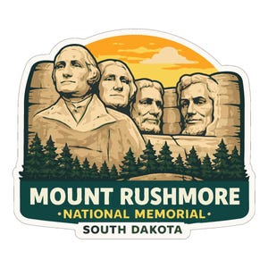 Könnte beinhalten: Ein Aufkleber mit einer Illustration des Mount Rushmore National Memorial in South Dakota. Das Bild zeigt die gemeißelten Gesichter von vier US-Präsidenten, mit Kiefern am Fuß und einem Sonnenuntergang im Hintergrund. Der Text "Mount Rushmore National Memorial South Dakota" steht unten.