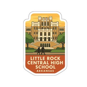 Peut inclure: Un autocollant représentant le lycée Little Rock Central High School en Arkansas. L'illustration montre le bâtiment de l'école en beige et blanc, avec deux personnages marchant devant. Le texte "Little Rock Central High School Arkansas" est en bas.