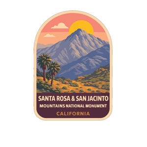 Peut inclure: Un autocollant représentant un paysage de montagne avec des palmiers et un coucher de soleil. Le texte indique "SANTA ROSA & SAN JACINTO MOUNTAINS NATIONAL MONUMENT CALIFORNIA". Le design a une esthétique de voyage vintage.