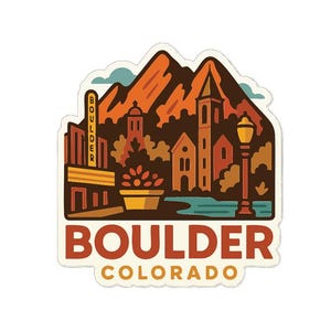 Può includere: Un adesivo con un'illustrazione stilizzata di Boulder, Colorado. Il design include montagne, edifici, un lampione e il testo "BOULDER COLORADO" in un font retrò. La tavolozza dei colori utilizza toni caldi e blu.