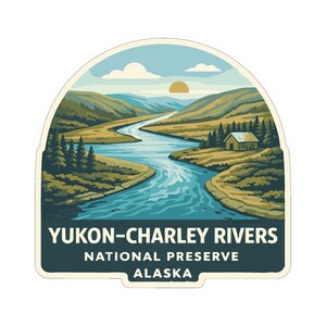 Könnte beinhalten: Ein Aufkleber mit einer Landschaft der Yukon-Charley Rivers National Preserve in Alaska. Das Bild zeigt einen Fluss, Hügel, eine Hütte und den Text "YUKON-CHARLEY RIVERS NATIONAL PRESERVE ALASKA". Das Design ist in einer gebogenen Form.