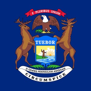 Pode incluir: A bandeira do estado de Michigan apresenta um fundo azul com um brasão de armas no centro. O brasão de armas representa um escudo com um nascer do sol sobre um lago e um homem em pé em uma colina. Dois alces ficam de cada lado do escudo, sustentando-o com suas patas dianteiras. O escudo é cercado por uma fita branca com as palavras "Tuebor" e "Si Quaeris Peninsulam Amoenam" em preto. Acima do escudo, há uma fita vermelha com as palavras "E Pluribus Unum" em branco. As palavras "Circumspice" são escritas em um arco branco abaixo do escudo.