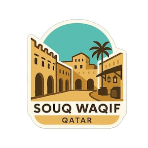 Puede incluir: Una pegatina con una ilustración estilizada de Souq Waqif en Qatar. El diseño muestra edificios color beige con entradas arqueadas, una palmera y el texto "SOUQ WAQIF QATAR" en crema sobre un cielo turquesa.