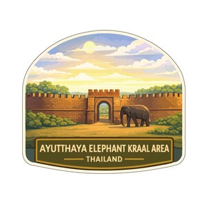 Puede incluir: Una pegatina que presenta una ilustración detallada del área de Ayutthaya Elephant Kraal en Tailandia. La imagen muestra un muro de ladrillo con una puerta, un elefante y el texto "AYUTTHAYA ELEPHANT KRAAL AREA THAILAND". El fondo representa una puesta de sol.