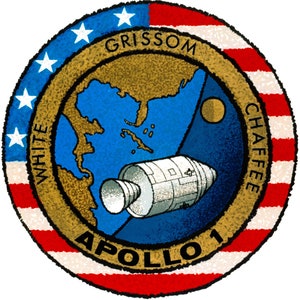 Puede incluir: Un parche circular con un borde de bandera estadounidense roja, blanca y azul. El centro presenta un círculo dorado con un mapa de la Tierra, una nave espacial y el texto "APOLLO 1". Los nombres "GRISSOM", "WHITE" y "CHAFEE" están escritos alrededor del círculo dorado.
