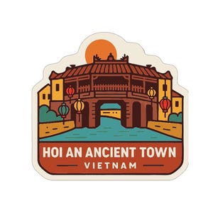 Könnte beinhalten: Ein Aufkleber mit einer stilisierten Illustration der Altstadt von Hoi An in Vietnam. Das Design zeigt eine Brücke, Gebäude, Laternen und eine Sonne. Der Text "HOI AN ANCIENT TOWN VIETNAM" befindet sich unten.