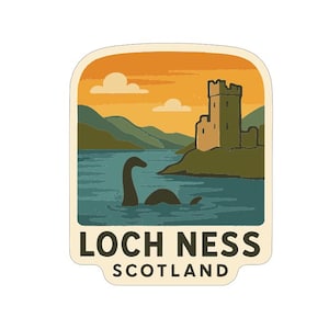 Peut inclure: Un autocollant avec une illustration du monstre du Loch Ness dans un lac, avec un château sur la rive. Le ciel est orange et jaune. Le texte "LOCH NESS SCOTLAND" est en bas.