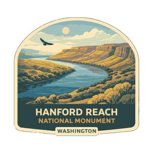 Op de afbeelding: Een schilderachtige sticker met het Hanford Reach National Monument in Washington. Het ontwerp toont een rivier die door een kloof kronkelt onder een blauwe lucht met een zon en een vogel in vlucht. De tekst "Hanford Reach National Monument Washington" is weergegeven.