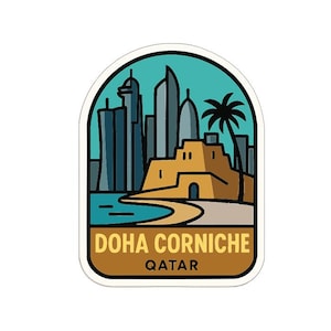 Puede incluir: Una pegatina con una ilustración estilizada de Doha Corniche, Qatar. El diseño incluye un horizonte de edificios, una palmera y una escena costera. El texto "DOHA CORNICHE" y "QATAR" se muestra en un rectángulo marrón.
