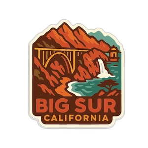 以下が含まれることがあります： カリフォルニア州ビッグサーの風景イラストが描かれたステッカー。デザインには、橋、山、滝、そして「BIG SUR CALIFORNIA」の文字が含まれています。カラーパレットは、茶色、オレンジ、ティールです。