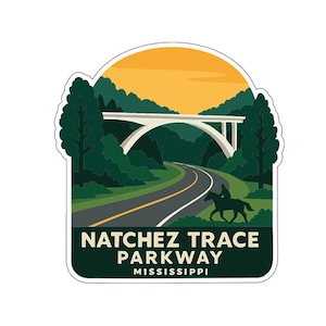 Może przedstawiać: Naklejka przedstawiająca Natchez Trace Parkway w stanie Mississippi. Projekt zawiera drogę pod białym mostem, jeźdźca na koniu oraz tekst "Natchez Trace Parkway Mississippi" w kolorach zielonym i białym.