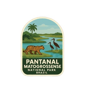 Peut inclure: Un autocollant rectangulaire représentant une scène du parc national du Pantanal Matogrossense au Brésil. Il montre un jaguar, deux oiseaux, une rivière et le texte "PANTANAL MATOGROSSENSE NATIONAL PARK BRAZIL". L'autocollant a une bordure blanche.