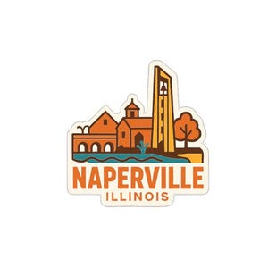 Op de afbeelding: Een sticker met een gestileerde illustratie van Naperville, Illinois. Het ontwerp bevat gebouwen, een klokkentoren, een boom en de tekst "NAPERVILLE ILLINOIS" in oranje en wit.