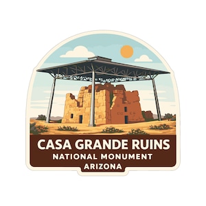 Könnte beinhalten: Ein Aufkleber mit einer Illustration der Casa Grande Ruins National Monument in Arizona. Das Bild zeigt die Ruinen unter einer Schutzstruktur, mit blauem Himmel, Wolken und Sonne im Hintergrund. Der Text "CASA GRANDE RUINS NATIONAL MONUMENT ARIZONA" ist enthalten.