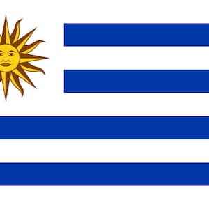 Pode incluir: A bandeira do Uruguai apresenta um sol amarelo brilhante com um rosto humano no centro, rodeado por 16 raios. O sol está sobre um fundo branco à esquerda de nove faixas azuis horizontais sobre um fundo branco.